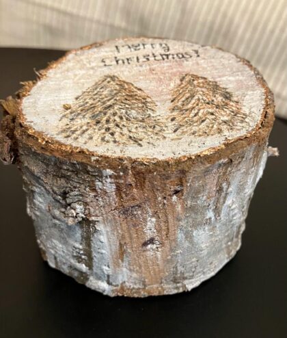 Χριστουγεννιάτικος κορμός με ζωγραφισμένα δέντρα