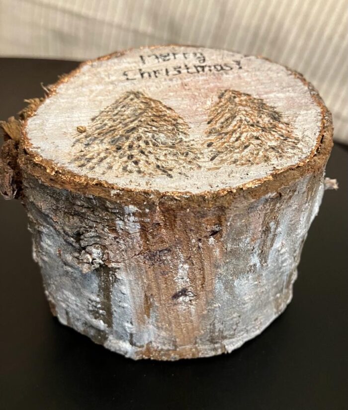 Χριστουγεννιάτικος κορμός με ζωγραφισμένα δέντρα