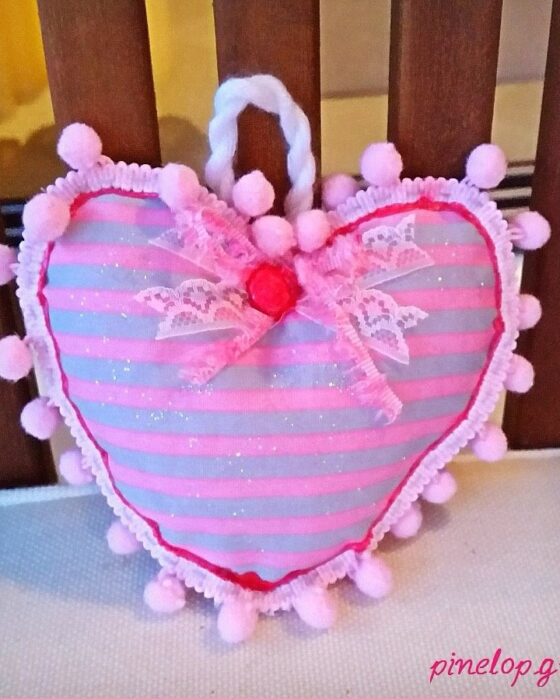 Μαξιλαράκι καρδούλα σε ροζ και γκρι αποχρώσεις