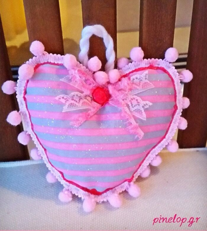 Μαξιλαράκι καρδούλα σε ροζ και γκρι αποχρώσεις