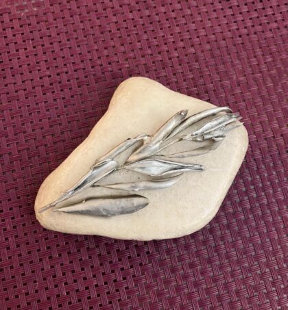 Διακοσμητική πέτρα με κλαδί ελιάς