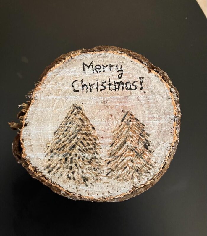 Χριστουγεννιάτικος κορμός με ζωγραφισμένα δέντρα