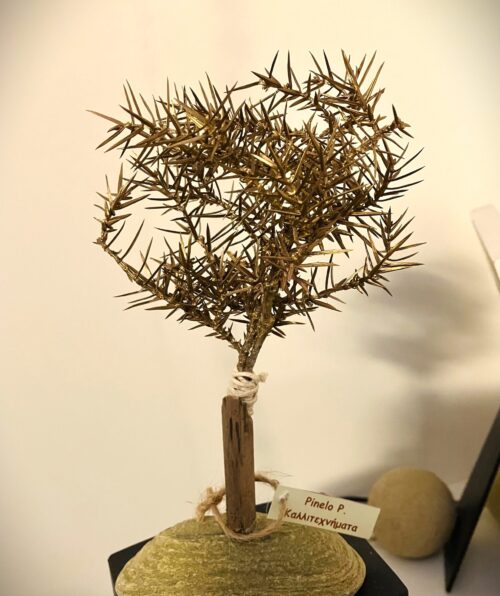 Διακοσμητικό χρυσό δεντράκι πάνω σε πέτρα