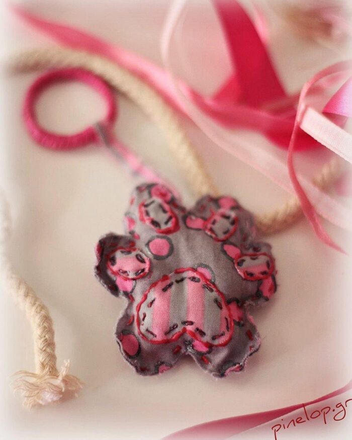 Μπρελόκ πατούσα από ύφασμα με ροζ βούλες