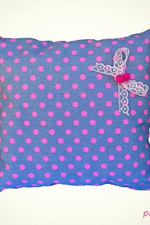 Μαξιλαράκι με ροζ βούλες