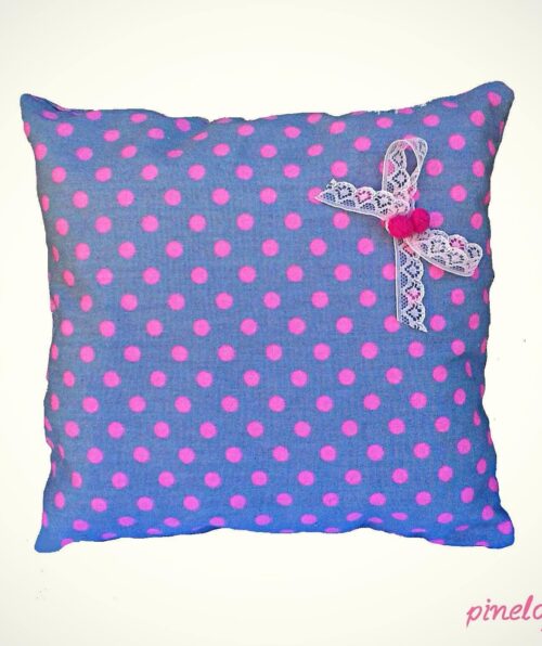 Μαξιλαράκι με ροζ βούλες