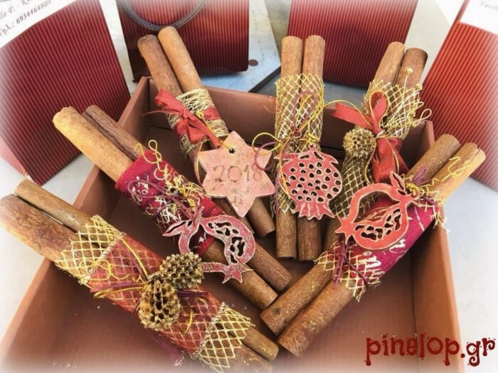 Ειδική παραγγελία γούρια ξυλάκια κανέλας με χριστουγεννιάτικα διακοσμητικά
