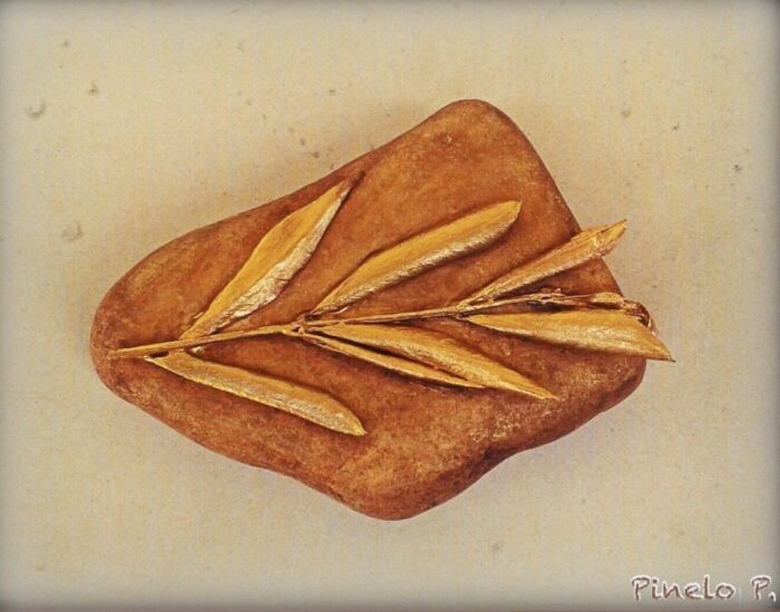 Διακοσμητική πέτρα με χρυσό κλαδί ελιάς