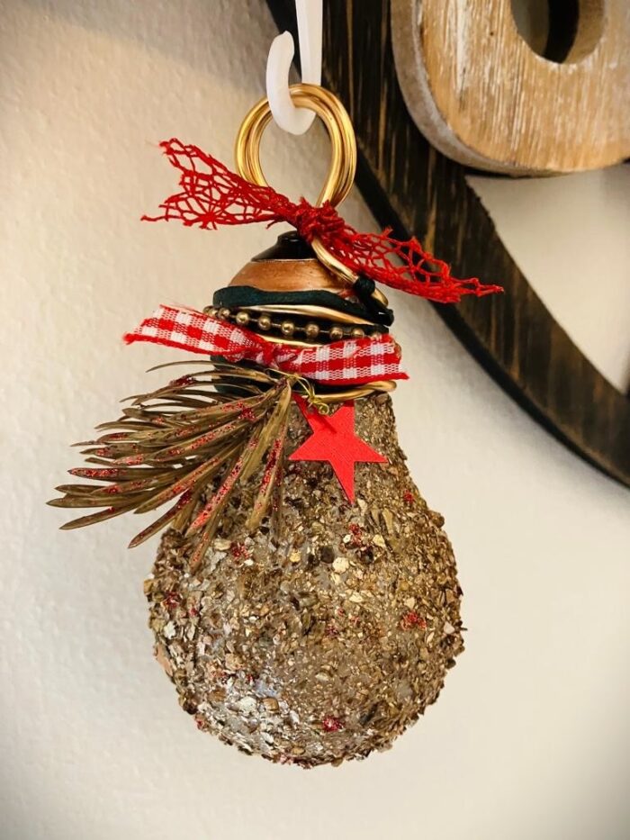 Χριστουγεννιάτικο διακοσμητικό από λάμπα