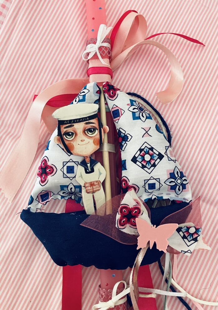 Λαμπάδα "Ναυτάκι Αιγαίου" με ροζ κερί.