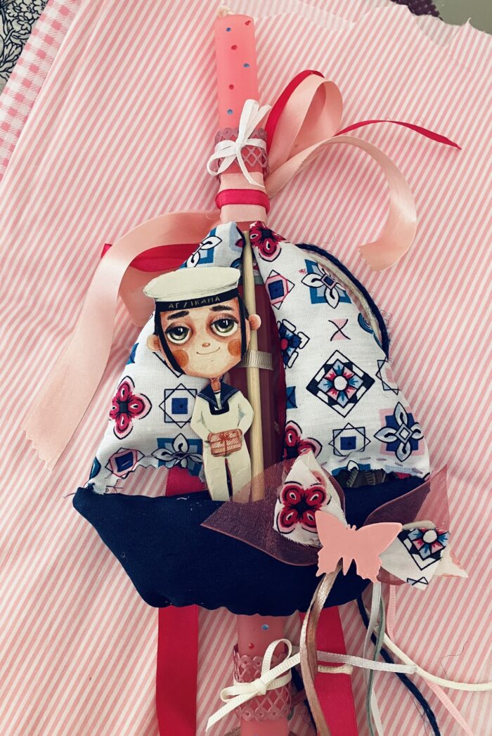 Λαμπάδα "Ναυτάκι Αιγαίου" με ροζ κερί.